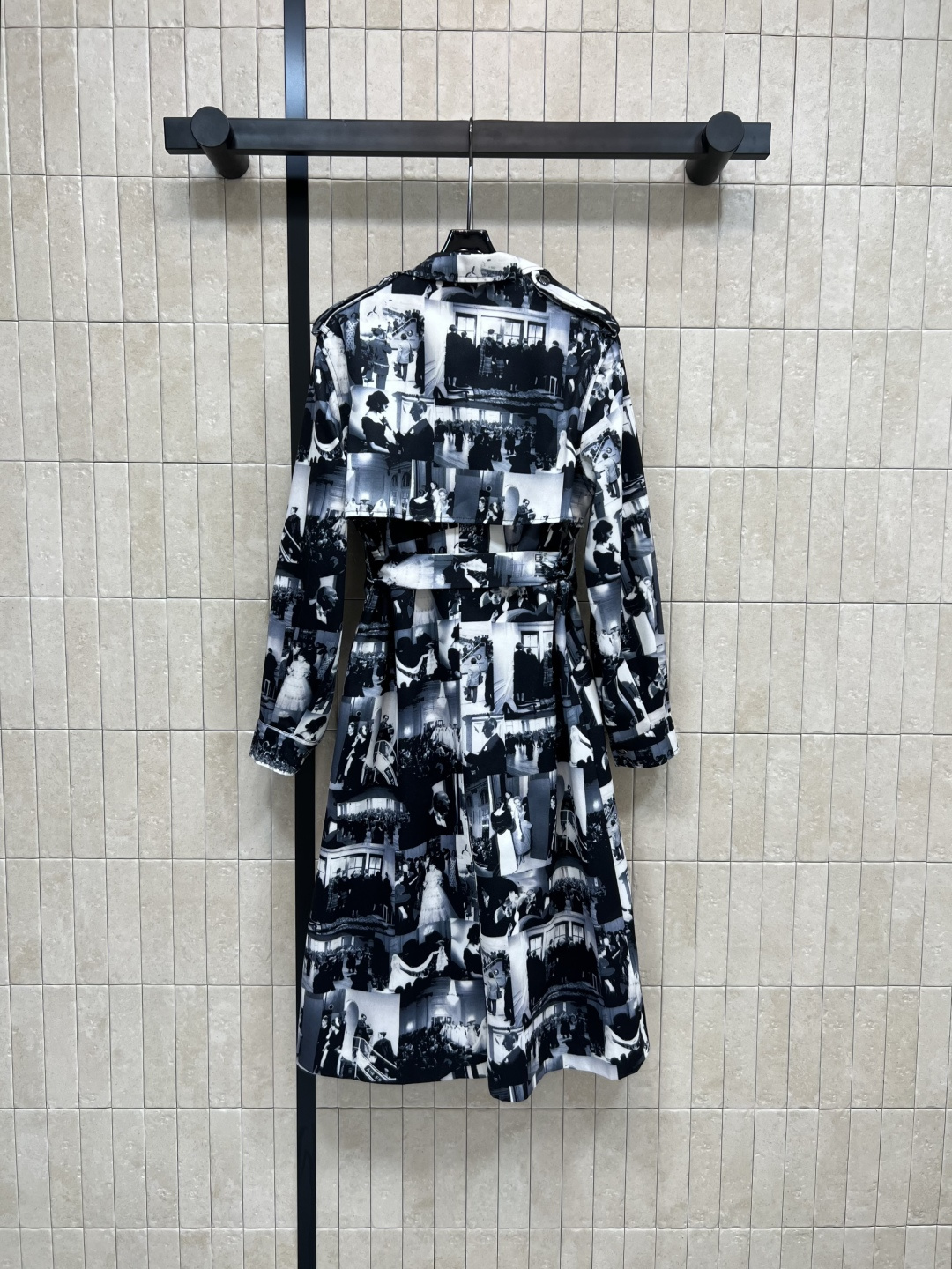 D家 25早秋新款 人像满印收腰衬衫连衣裙 小翻领收腰设计 能遮挡大肩膀还显气质 腰间搭配本布腰带完美分