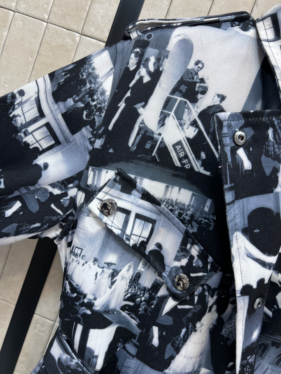 D家 25早秋新款 人像满印收腰衬衫连衣裙 小翻领收腰设计 能遮挡大肩膀还显气质 腰间搭配本布腰带完美分