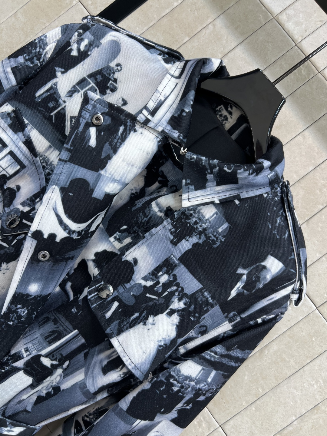 D家 25早秋新款 人像满印收腰衬衫连衣裙 小翻领收腰设计 能遮挡大肩膀还显气质 腰间搭配本布腰带完美分