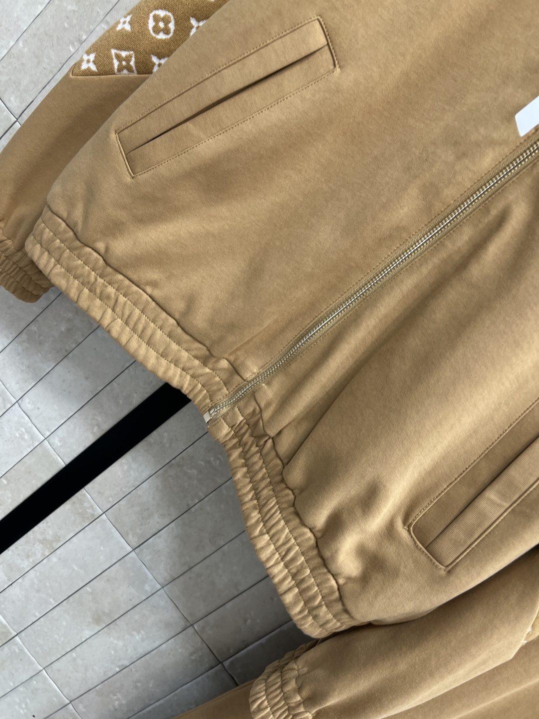 L家 25早秋新款 立领拼接老花拉链外套+高腰老花口袋休闲裤 修身且有余量 拼接Monogram老花点缀