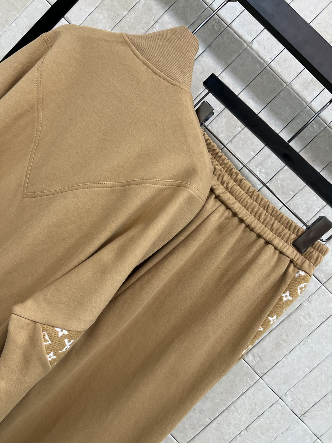 L家 25早秋新款 立领拼接老花拉链外套+高腰老花口袋休闲裤 修身且有余量 拼接Monogram老花点缀