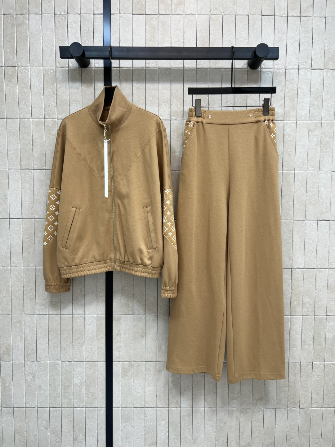 NO:480699,L Home 25 early autumn new style, stand-up collar spliced ​​presbyterian zipper jacket + high-waisted presbyterian pocket casual pants, slim and spare, spliced ​​Monogram presbyterian embellishment, highlighting the brand charm, the neckline is very design-like, the upper body is handsome and neat, a set of casual and casual matches, daily sports go out, comfortable lazy outfit, two colors and three codes, SML,,louis vuitton, jackets & coats,alexander wang19860909L家 25早秋新款 立领拼接老花拉链外套+高腰老花口袋休闲裤 修身且有余量 拼接Monogram老花点缀 彰显品牌魅力 领口很有设计感 上身帅气又利落 一套搭配休闲随性 日常运动出街 舒适懒人穿搭 两色三码 SML,,louis vuitton,jackets & coats,alexander wang,Women's clothing