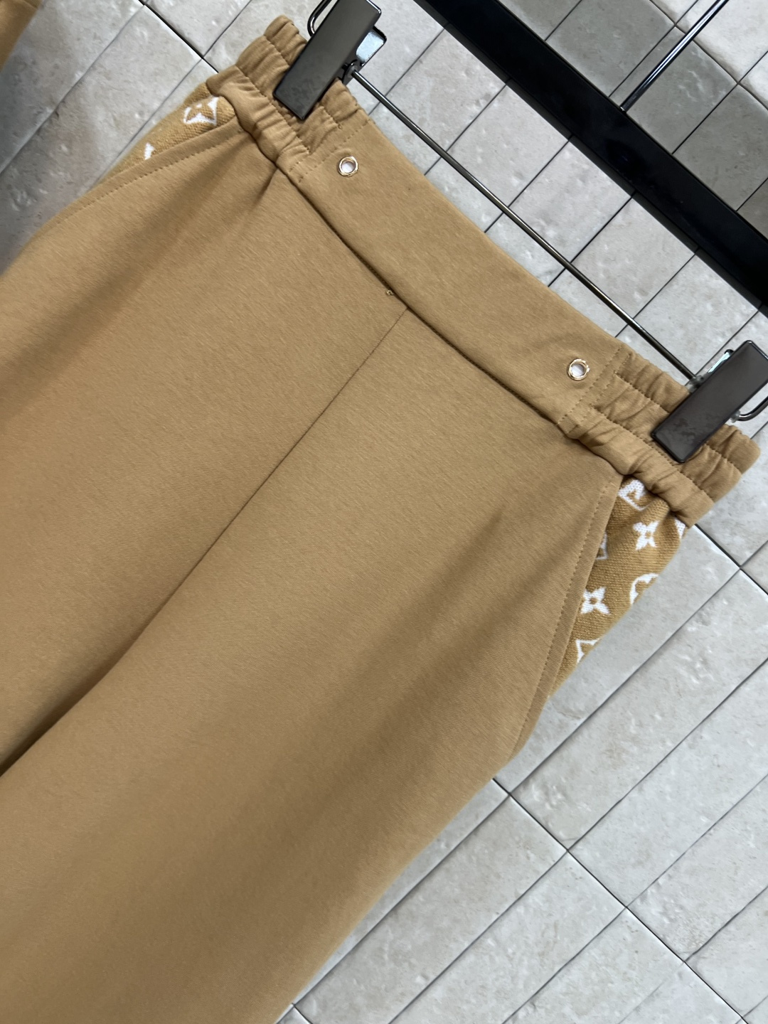 L家 25早秋新款 立领拼接老花拉链外套+高腰老花口袋休闲裤 修身且有余量 拼接Monogram老花点缀