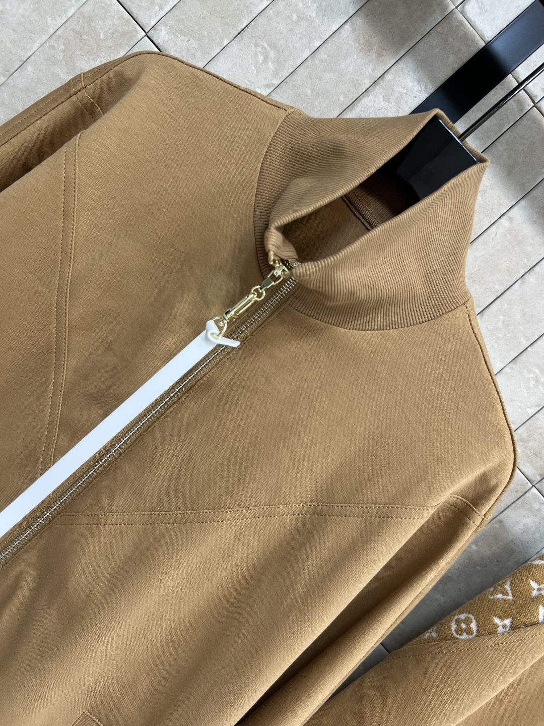 L家 25早秋新款 立领拼接老花拉链外套+高腰老花口袋休闲裤 修身且有余量 拼接Monogram老花点缀