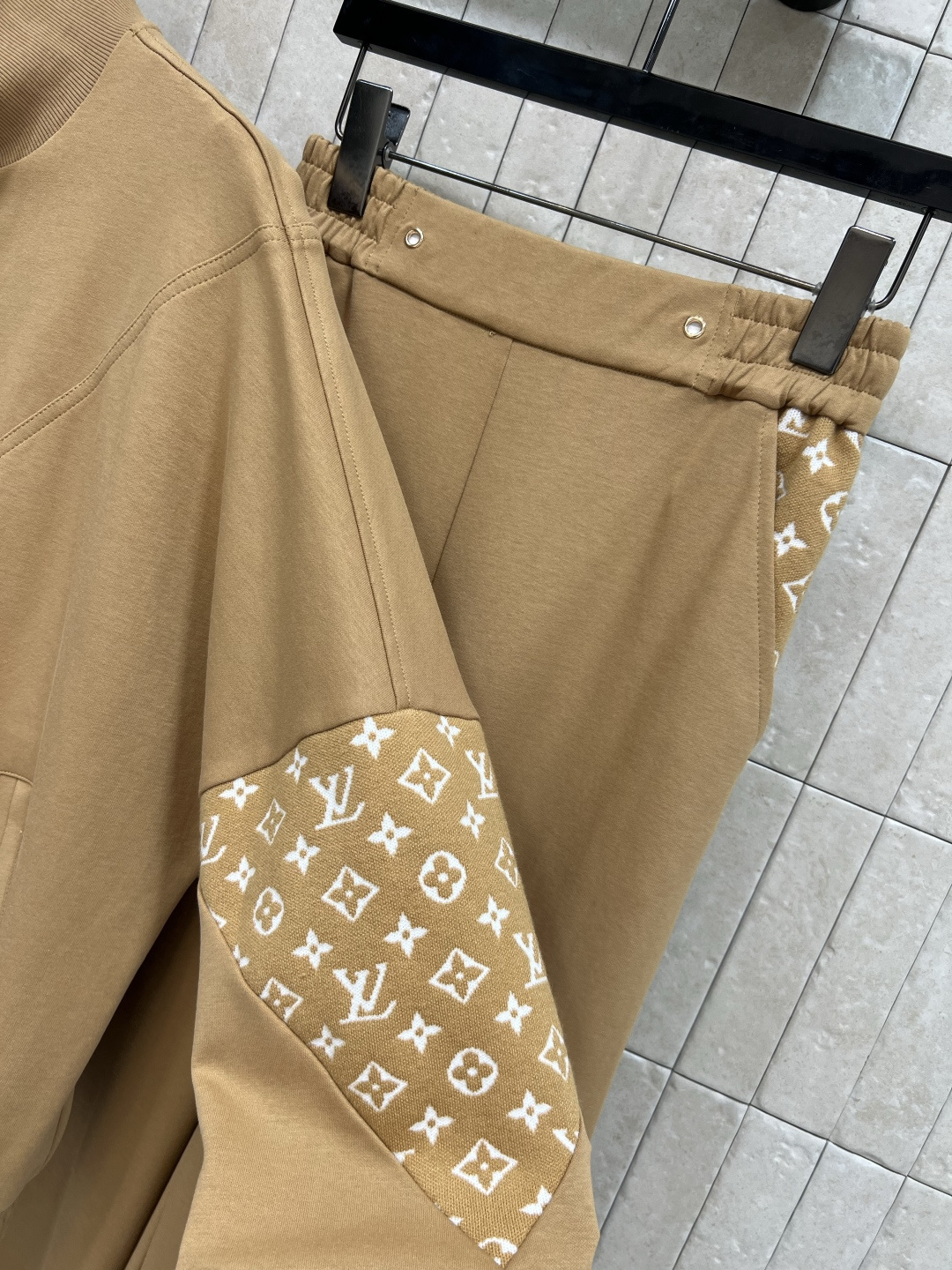 L家 25早秋新款 立领拼接老花拉链外套+高腰老花口袋休闲裤 修身且有余量 拼接Monogram老花点缀