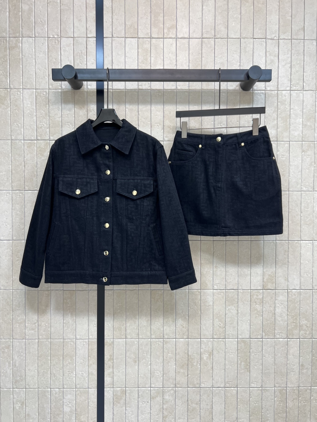 NO:480635,Jacket Skirt FD Home 25 Early Autumn New Double F Jacquard Denim Set Lapel Jacket + Skirt Jacket Lapel Design Exquisite and Handsome The body is equipped with custom logo gold button embellishment Cool and handsome Double F Jacquard Retro Black Denim fabric Texture High-end and fashionable Short style is capable and neat and a set of cool and fashionable top body, cool and fashionable, Kaka Sao and relaxed get the temperament of one color and three codes SML, Dior, skirts, jackets & coats, jackets & coats, alexander wang19860909外套 半裙FD家 25早秋新款 双F提花牛仔套装 翻领夹克外套+半身裙 夹克版型翻领设计精致帅气 衣身配有定制logo金扣点缀 又酷又帅 双F提花复古黑色牛仔面料 质感高级时髦 短款版型干练利落一套搭配上身酷帅又时髦 可a可飒轻松get御姐气质一色三码 SML,,dior,skirts,jackets & coats,jackets & coats,alexander wang,Women's clothing