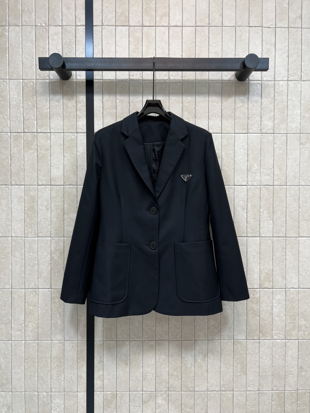 NO:483931,PD Home 25 early autumn new style, triangle suit jacket, three-dimensional silhouette tailoring, hard style, easy to wear tone, any body shape, excellent inclusiveness, classic loose style, perfectly divided body proportions of upper body, high and long legs, classic two-pin buckles, easy to match, versatile items for all casual and important occasions Size/S-M-L,,dior, jackets & coats,business suit,alexander wang19860909PD家 25早秋新款 三角标西装外套 立体廓形剪裁 硬挺的版型轻松穿出高级调性 任何身材都可 包容性超赞 气质经典宽松版型 上身完美分割身材比例 显高显腿长 经典两粒扣 轻松搭配 休闲重要场合通吃的百搭单品 Size/S-M-L,,dior,jackets & coats,business suit,alexander wang,Women's clothing