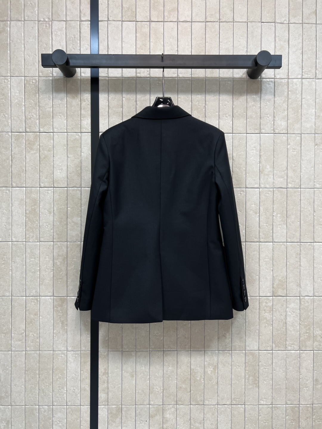 PD家 25早秋新款 三角标西装外套 立体廓形剪裁 硬挺的版型轻松穿出高级调性 任何身材都可 包容性超赞