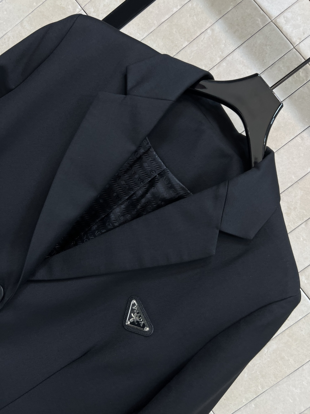 PD家 25早秋新款 三角标西装外套 立体廓形剪裁 硬挺的版型轻松穿出高级调性 任何身材都可 包容性超赞