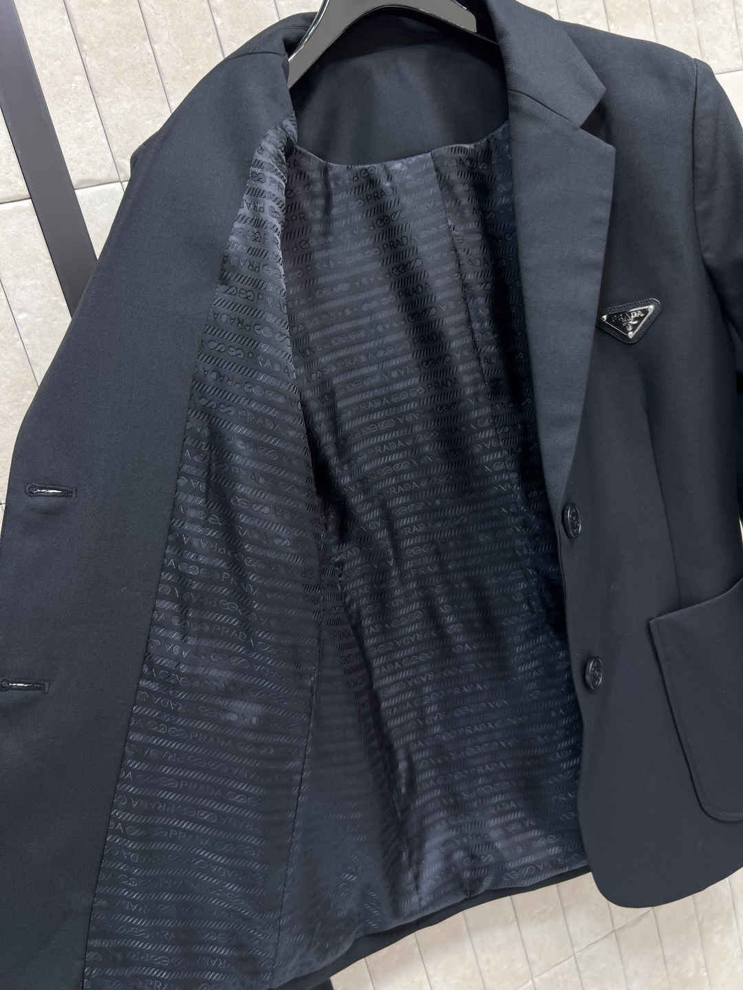 PD家 25早秋新款 三角标西装外套 立体廓形剪裁 硬挺的版型轻松穿出高级调性 任何身材都可 包容性超赞