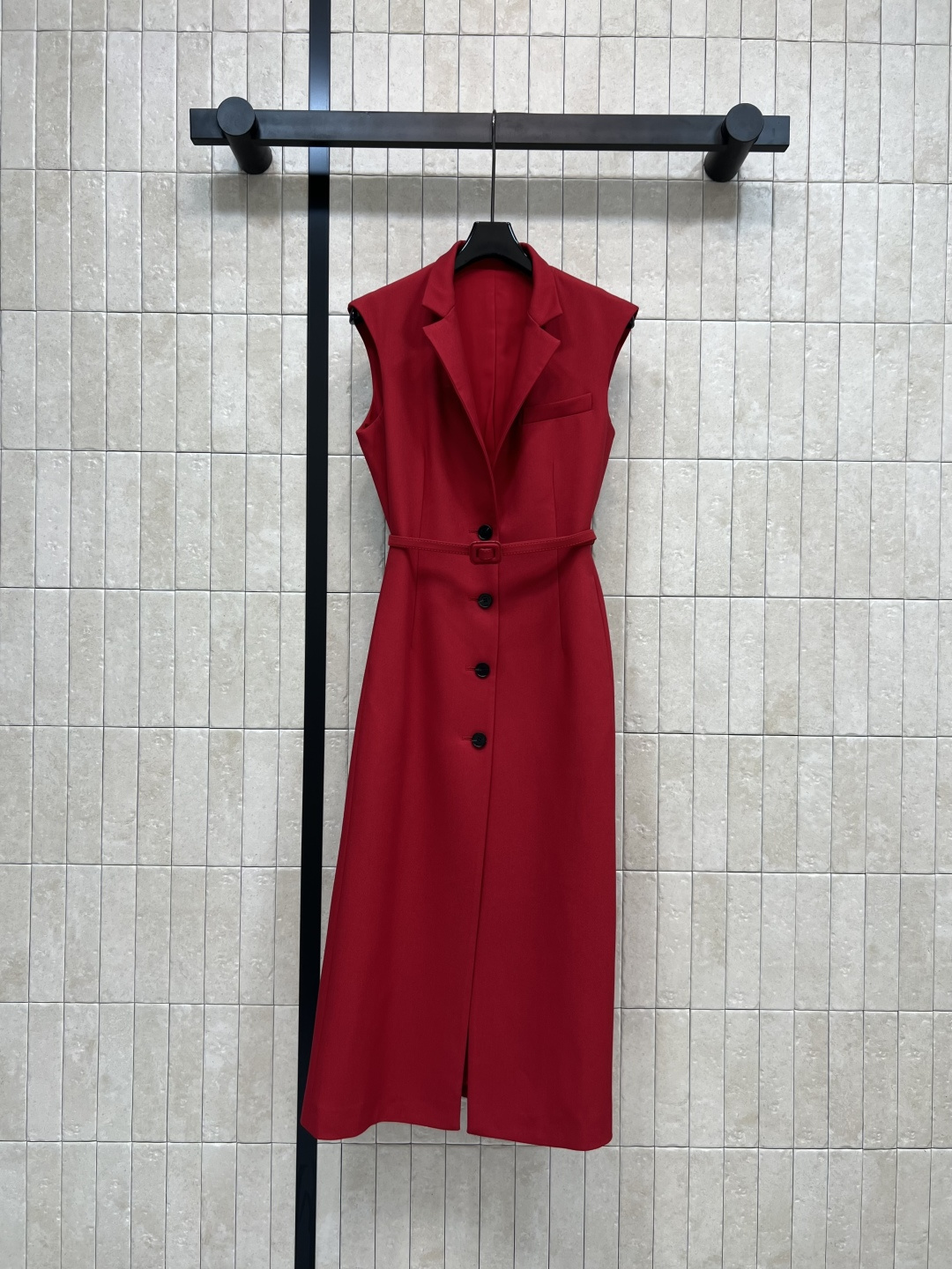 NO:480650,D Home 25 early autumn new model, lapel suit sleeveless long dress, full of aura, with a cloth belt, V-lambol collar design, 3D three-dimensional tailoring, automatic slim fit and slimming on the upper body, aura soaring, original lettering logo buttons, details and foot-heeling original, very exquisite, slim fit but not tight for waist, so there is no limit on the figure, daily commuting is also good, two colors and four codes, Size/S-M-L- XL,,dior,skirts,business suit,alexander wang19860909D家 25早秋新款 翻领西装无袖长款连衣裙 自带气场十足 本布腰带搭配 V翻领驳领设计 3D立体剪裁 上身自动修身显瘦 气场飙升 原版刻字logo纽扣 细节跟足原版 非常精致 版型修身剪裁但不是掐腰的紧身 所以对身材没什么限制 日常通勤也不错 两色四码 Size/S-M-L- XL,,dior,skirts,business suit,alexander wang,Women's clothing