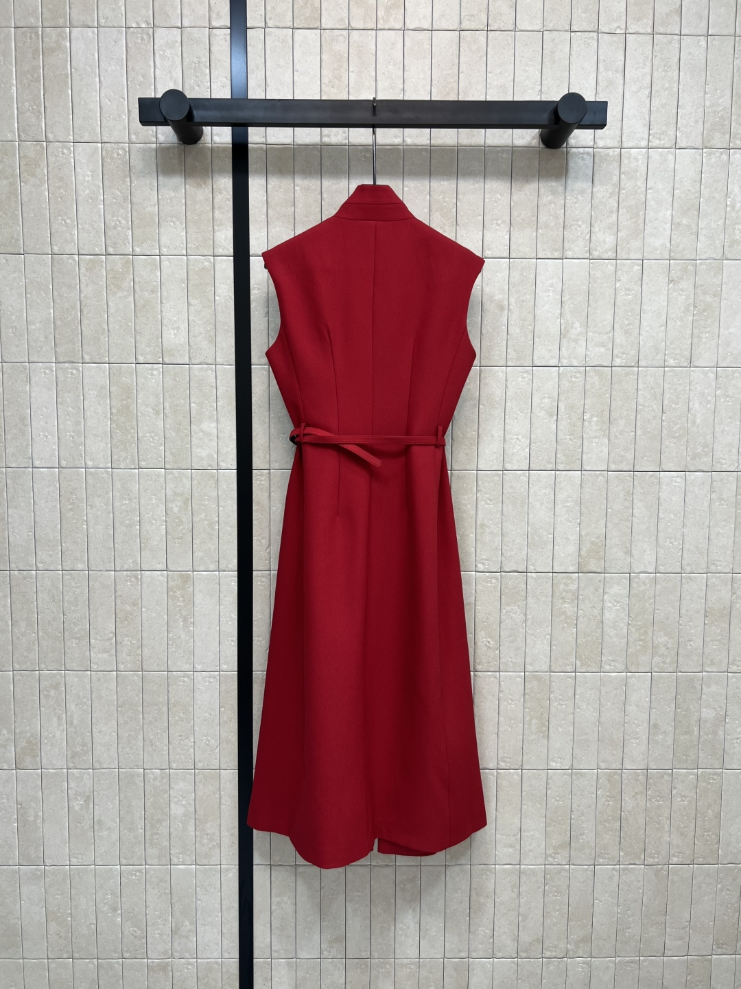 D家 25早秋新款 翻领西装无袖长款连衣裙 自带气场十足 本布腰带搭配 V翻领驳领设计 3D立体剪裁 上