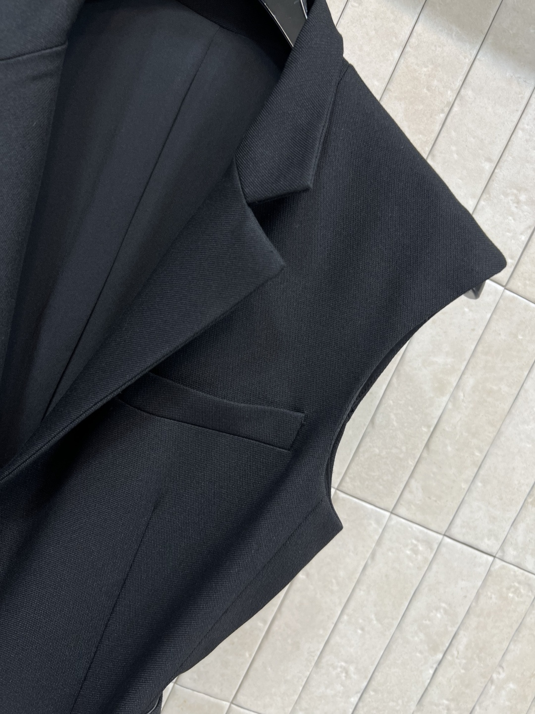 D家 25早秋新款 翻领西装无袖长款连衣裙 自带气场十足 本布腰带搭配 V翻领驳领设计 3D立体剪裁 上