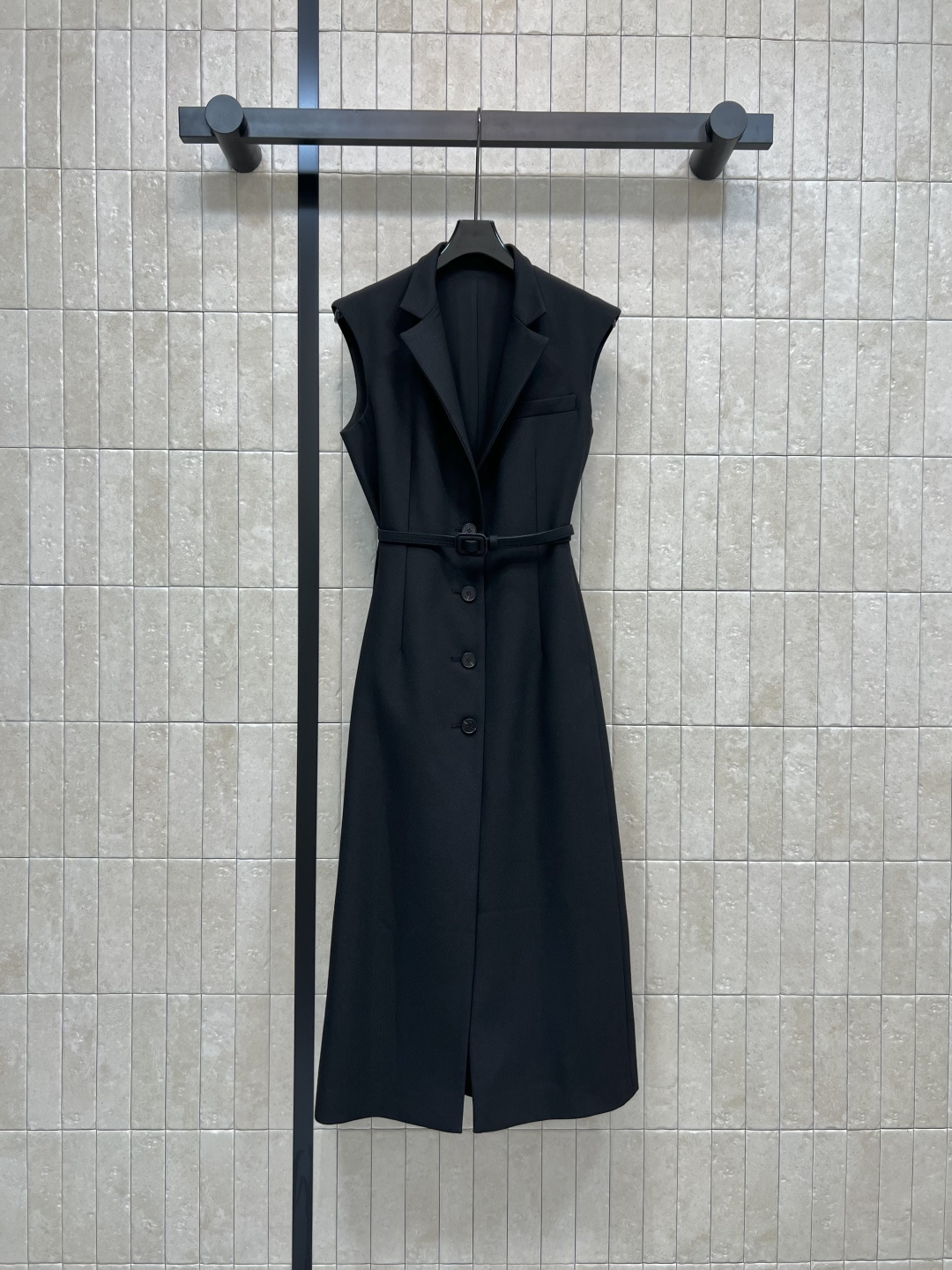 NO:480667,D Home 25 early autumn new model, lapel suit sleeveless long dress, full of aura, with a cloth belt, V-lambol collar design, 3D three-dimensional tailoring, automatic slim fit and slimming on the upper body, aura soaring, original lettering logo buttons, details and foot-heeling original, very exquisite, slim fit but not tight for waist, so there is no limit on the figure, daily commuting is also good, two colors and four codes, Size/S-M-L- XL,,dior,skirts,business suit,alexander wang19860909D家 25早秋新款 翻领西装无袖长款连衣裙 自带气场十足 本布腰带搭配 V翻领驳领设计 3D立体剪裁 上身自动修身显瘦 气场飙升 原版刻字logo纽扣 细节跟足原版 非常精致 版型修身剪裁但不是掐腰的紧身 所以对身材没什么限制 日常通勤也不错 两色四码 Size/S-M-L- XL,,dior,skirts,business suit,alexander wang,Women's clothing