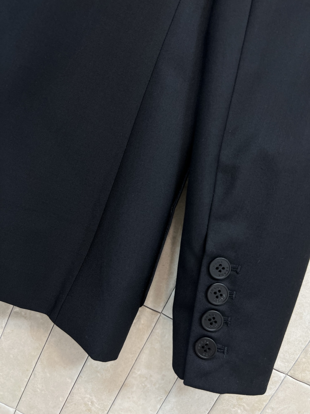 PD家 25早秋新款 三角标西装外套 立体廓形剪裁 硬挺的版型轻松穿出高级调性 任何身材都可 包容性超赞