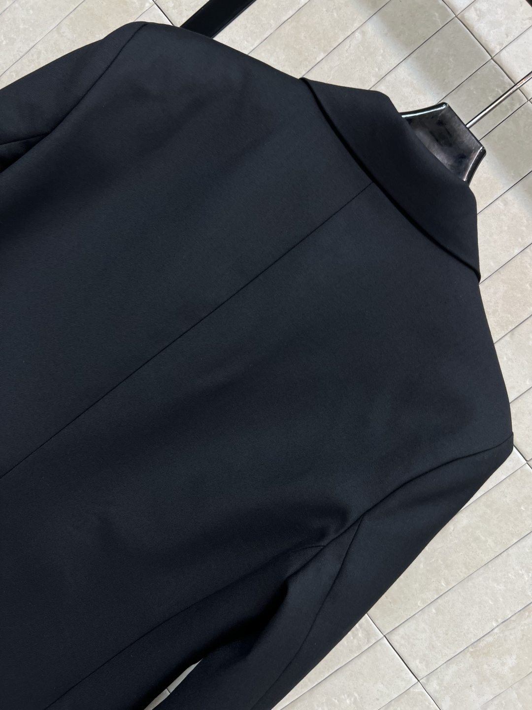 PD家 25早秋新款 三角标西装外套 立体廓形剪裁 硬挺的版型轻松穿出高级调性 任何身材都可 包容性超赞