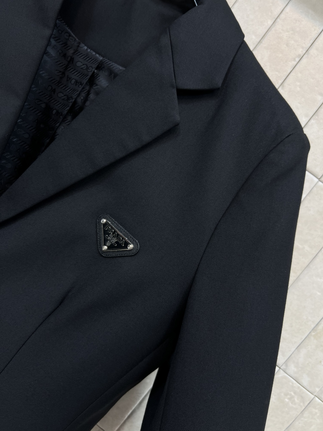 PD家 25早秋新款 三角标西装外套 立体廓形剪裁 硬挺的版型轻松穿出高级调性 任何身材都可 包容性超赞