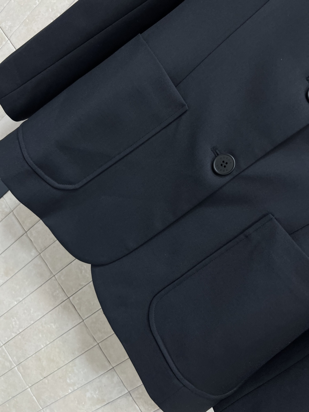 PD家 25早秋新款 三角标西装外套 立体廓形剪裁 硬挺的版型轻松穿出高级调性 任何身材都可 包容性超赞