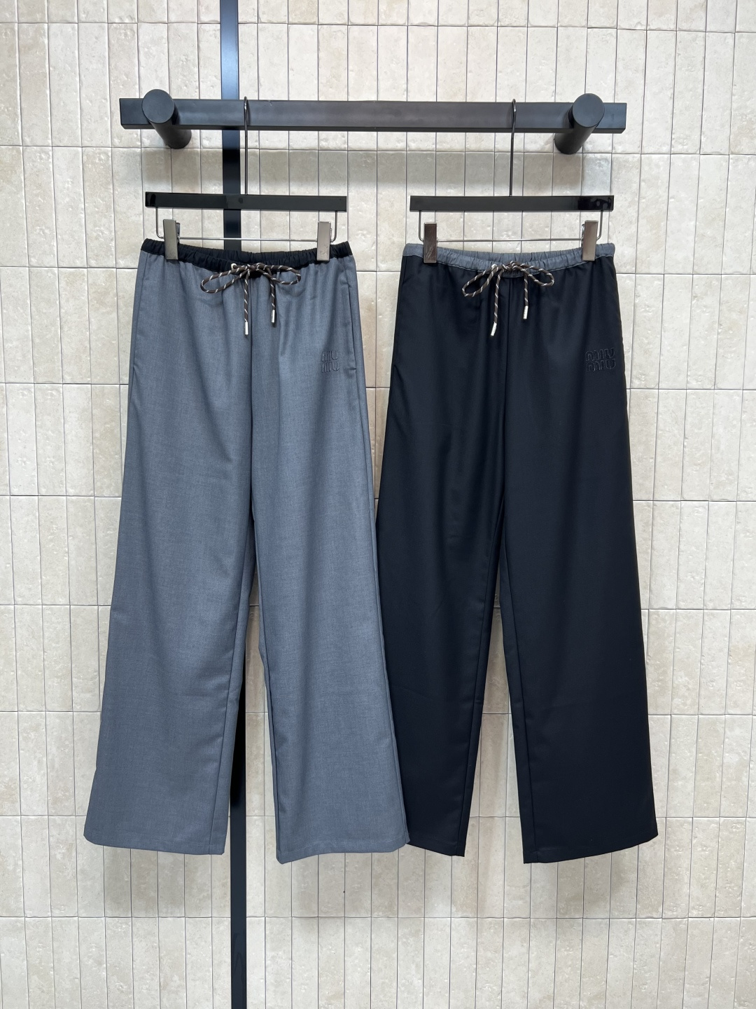 NO:483915,MIu Home 25 early autumn new style contrasting color high-waist suit pants, embroidery brand iconic fashionable and elegant, slimming and tall, the one that can be closed, can be worn with elegant feminine charm easily, commuting street photography is absolutely beautiful, two colors and three codes Size/S-M-L,,miumiu, business suit, alexander wang19860909MIu家 25早秋新款 撞色高腰西装裤 刺绣品牌标志性时髦大气 显瘦显高一绝 可闭眼入的那一挂 轻松搭配就能穿出优雅女性魅力 通勤街拍绝绝子两色三码Size/S-M-L,,miumiu,business suit,alexander wang,Women's clothing