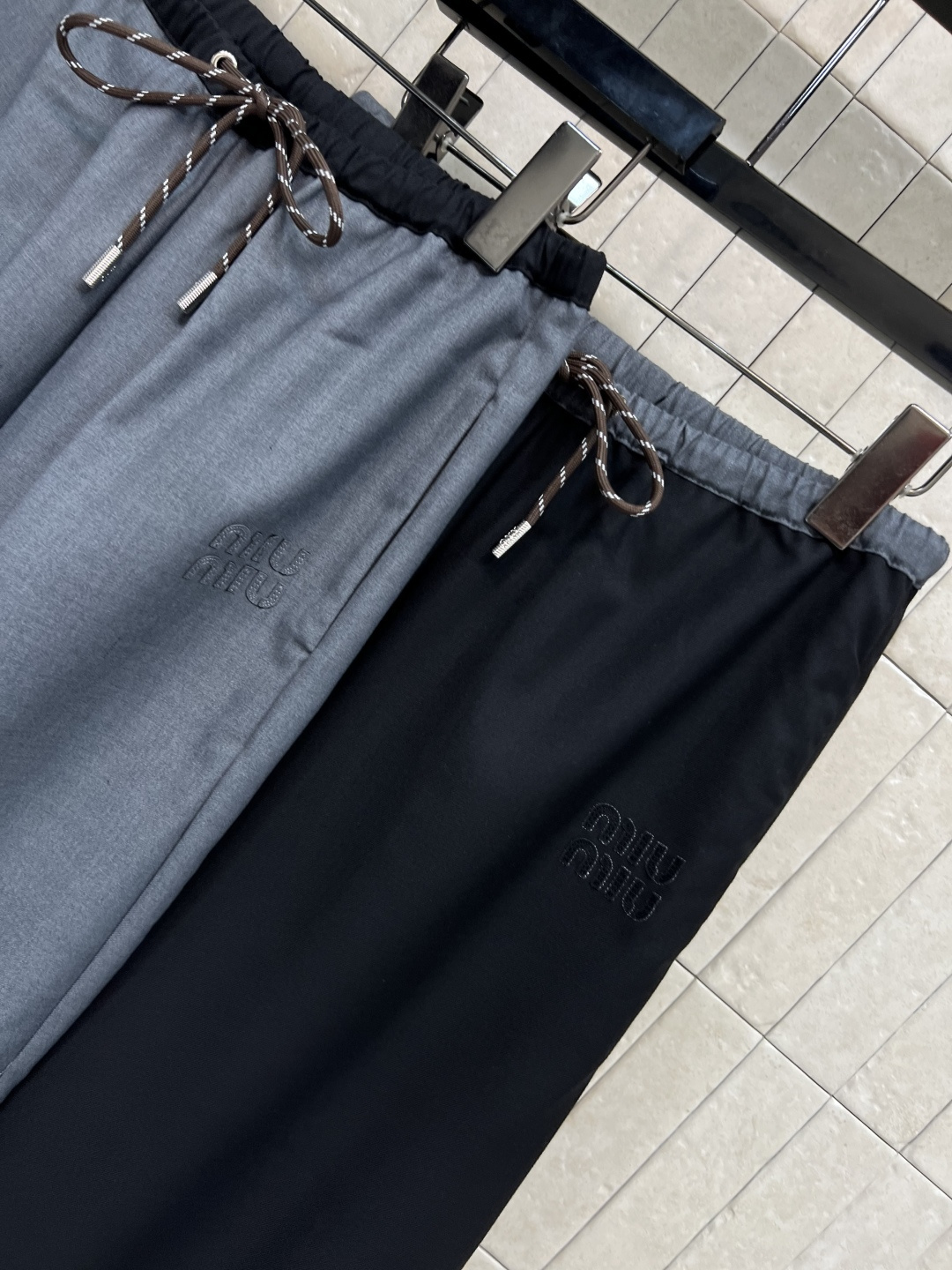 MIu家 25早秋新款 撞色高腰西装裤  刺绣品牌标志性时髦大气 显瘦显高一绝 可闭眼入的那一挂 轻松搭