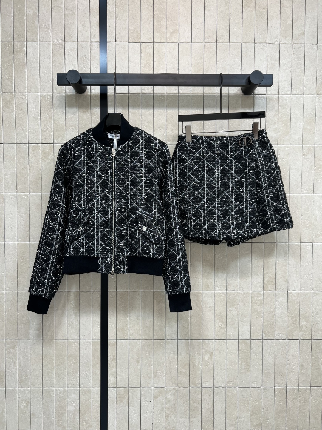 NO:483924,Short jacket skirt D home 25 early autumn new style rattan plaid fashionable suit jacket + high waist trousers skirt A set of upper body to make your legs look slimming and long one piece tailoring piece easy to control any leg shape CD button blessing classic and very daily versatile one color three code S-M-L,,dior,skirts,jackets & coats,jackets & coats,alexander wang19860909外套短裙D家 25早秋新款 藤格纹时髦套装 夹克外套+高腰搭片裤裙 一套上身显瘦显腿长 一片式的剪裁搭片 任何腿型轻松驾驭 CD纽扣加持 经典又很日常百搭 一色三码 S-M-L,,dior,skirts,jackets & coats,jackets & coats,alexander wang,Women's clothing