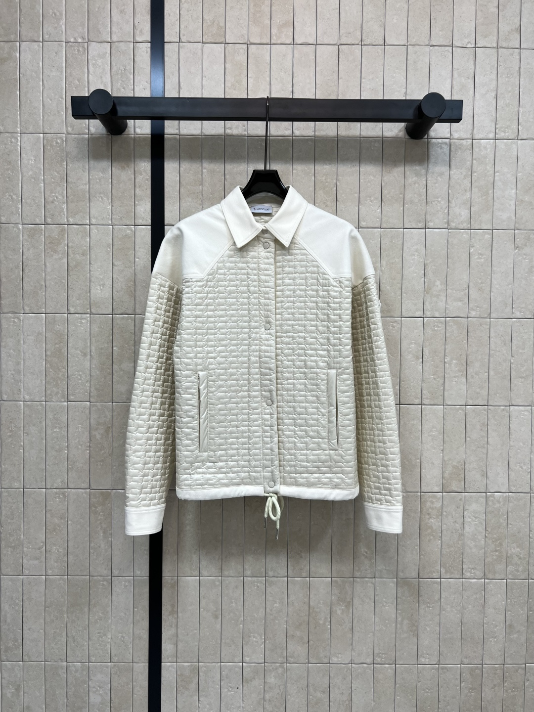 NO:483937,M Home 25 early autumn new style plaid stitched cotton jacket Classic H-style temperament small spliced ​​lapel retro elegant hem drawstring design perfect interpretation of modern and fashionable temperament goddess, huge upper body slim, light and warm fabric Custom imported webbing edging process, perfect craftsmanship quality of imported machines, perfect craftsmanship quality, one color three codes,, jackets & coats, alexander wang19860909M家 25早秋新款 格纹衍缝夹棉外套 经典H版型气质小拼接翻领复古优雅 下摆抽绳设计 完美演绎摩登时髦的气质女神 上身巨显瘦 轻盈保暖面料 定制进口织带包边工艺 进口机缝隙对格完美做工品质看细节 一色三码,,jackets & coats,alexander wang,Women's clothing