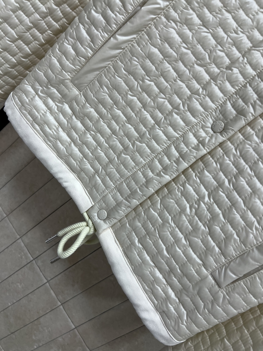 M家 25早秋新款 格纹衍缝夹棉外套 经典H版型气质小拼接翻领复古优雅 下摆抽绳设计 完美演绎摩登时髦的