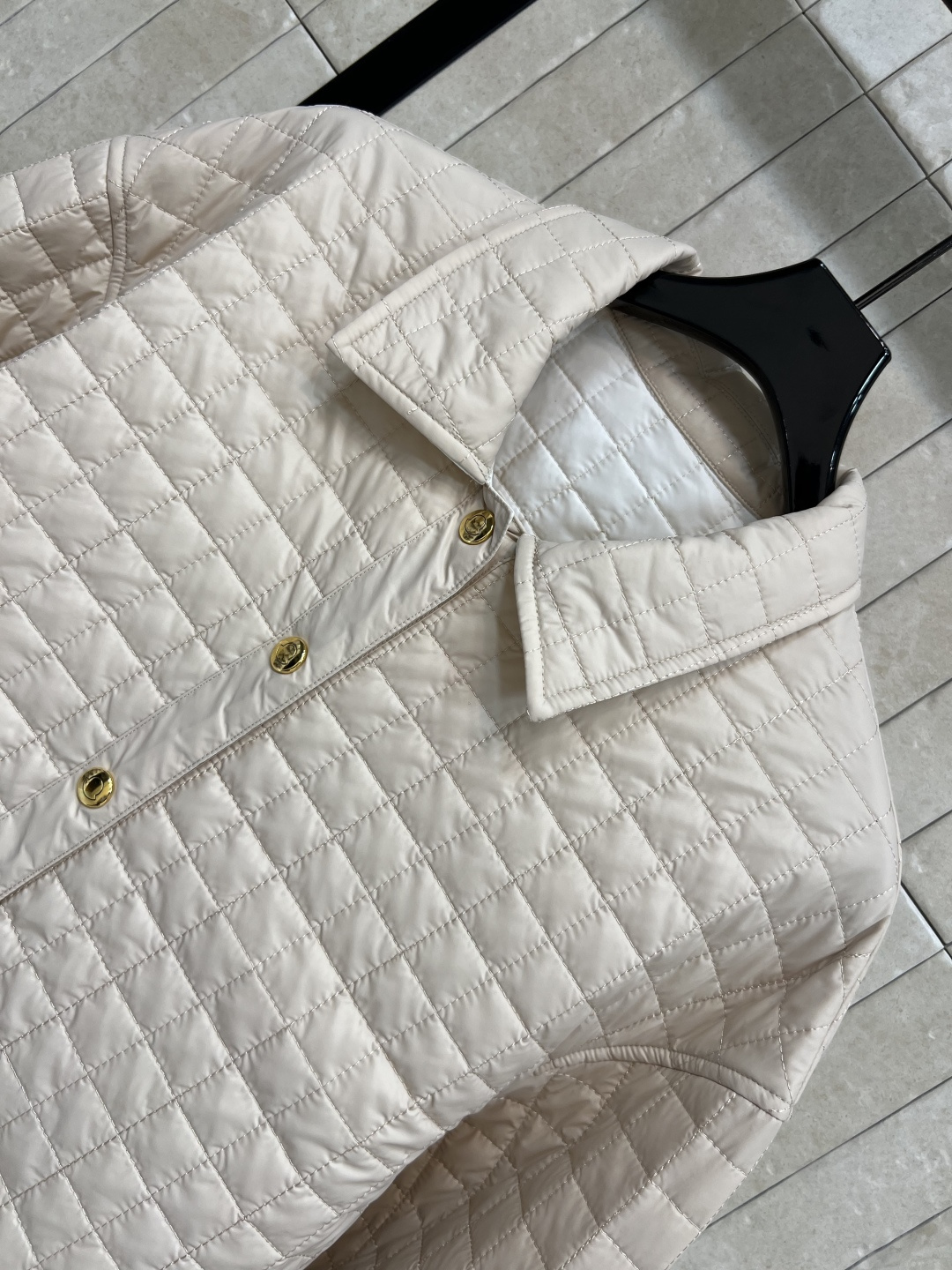 M家 25早秋新款 格纹衍缝夹棉翻领外套 经典翻领宽松版型 前弧下摆设计帅气又时髦 衣袖高开叉设计 完美