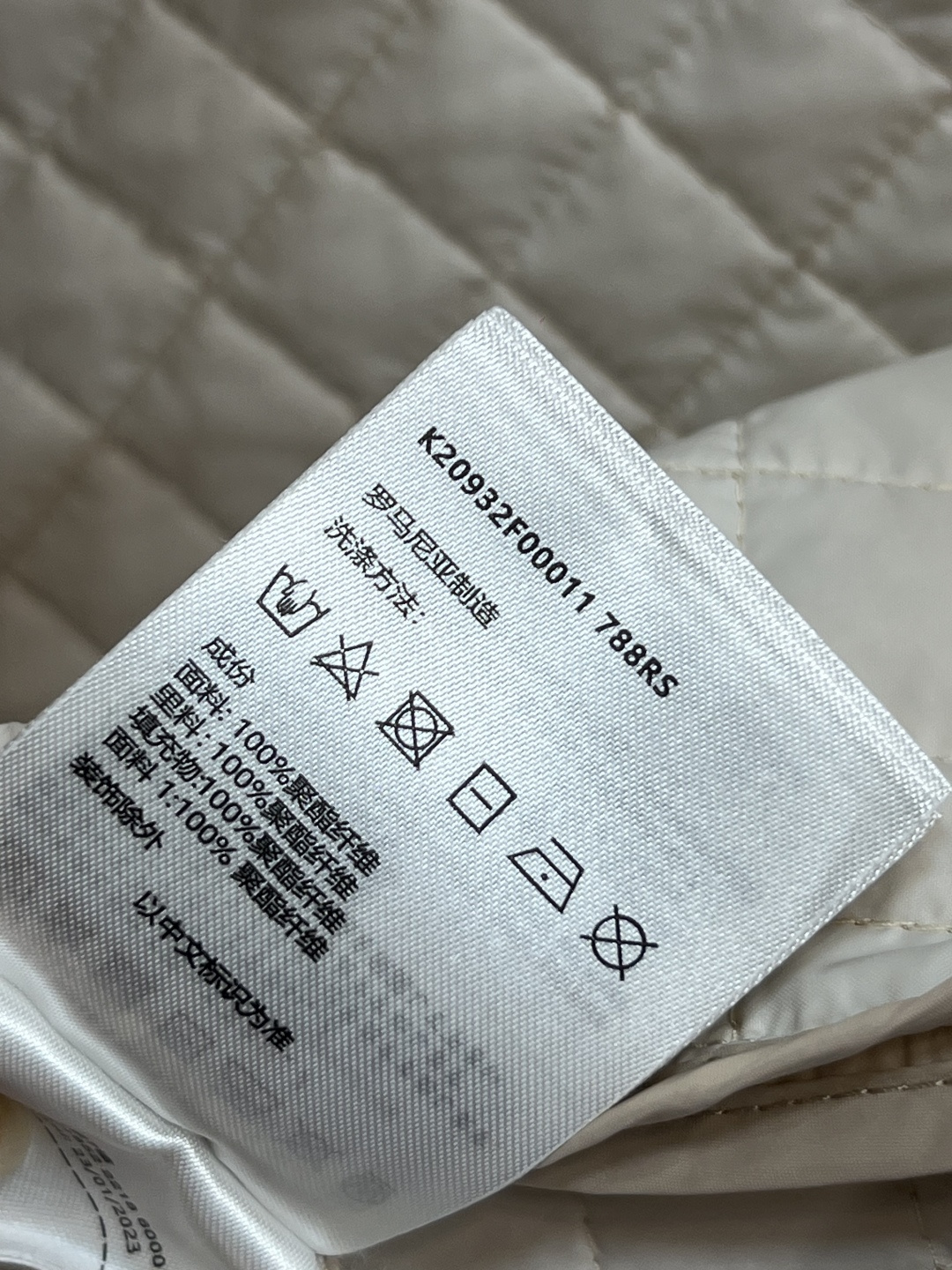 M家 25早秋新款 格纹衍缝夹棉翻领外套 经典翻领宽松版型 前弧下摆设计帅气又时髦 衣袖高开叉设计 完美