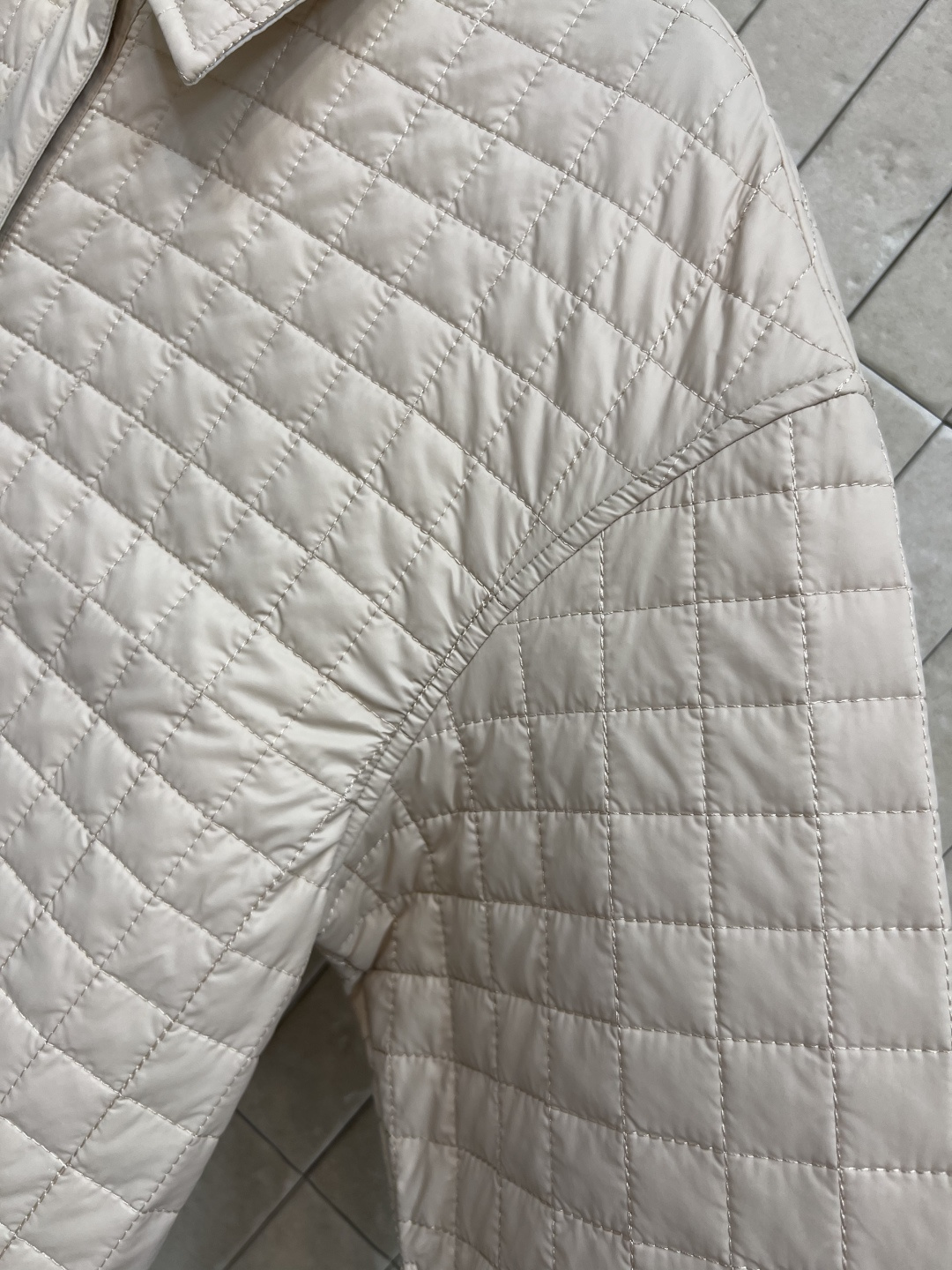 M家 25早秋新款 格纹衍缝夹棉翻领外套 经典翻领宽松版型 前弧下摆设计帅气又时髦 衣袖高开叉设计 完美