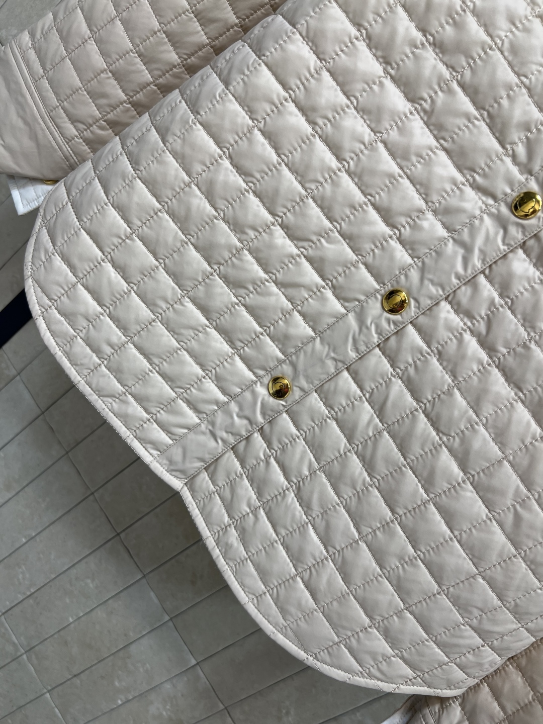 M家 25早秋新款 格纹衍缝夹棉翻领外套 经典翻领宽松版型 前弧下摆设计帅气又时髦 衣袖高开叉设计 完美