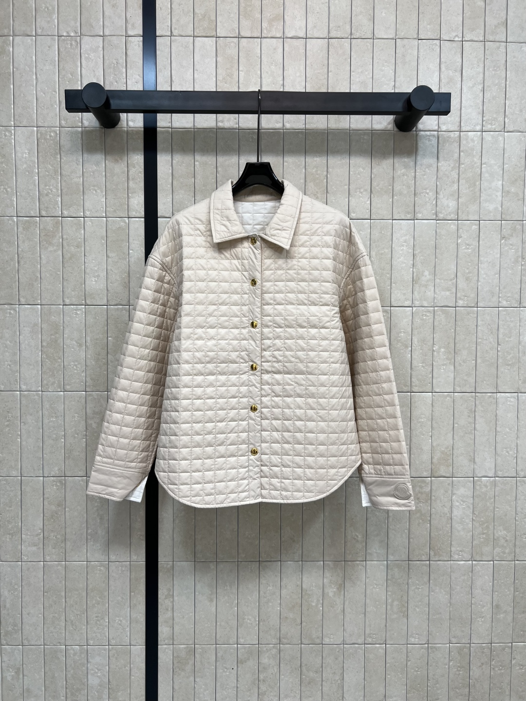 NO:483945,M Home 25 early autumn new style, plaid stitched cotton lapel jacket, classic lapel loose style, front curve hem design, handsome and fashionable, high-slit sleeve design, perfect interpretation of modern and high-end temperament goddess, imported memory nylon fabric, cotton clamped cotton texture, huge upper body, light and warm fabric, customized imported webbing edging process, perfect workmanship details of the gap between imported machines, one color and three codes,, jackets & coats, alexander wang19860909M家 25早秋新款 格纹衍缝夹棉翻领外套 经典翻领宽松版型 前弧下摆设计帅气又时髦 衣袖高开叉设计 完美演绎摩登高级的气质女神 进口记忆尼龙面料夹棉质感挺阔 版型上身巨显瘦 轻盈保暖面料 定制进口织带包边工艺 进口机缝隙对格完美做工细节 一色三码,,jackets & coats,alexander wang,Women's clothing