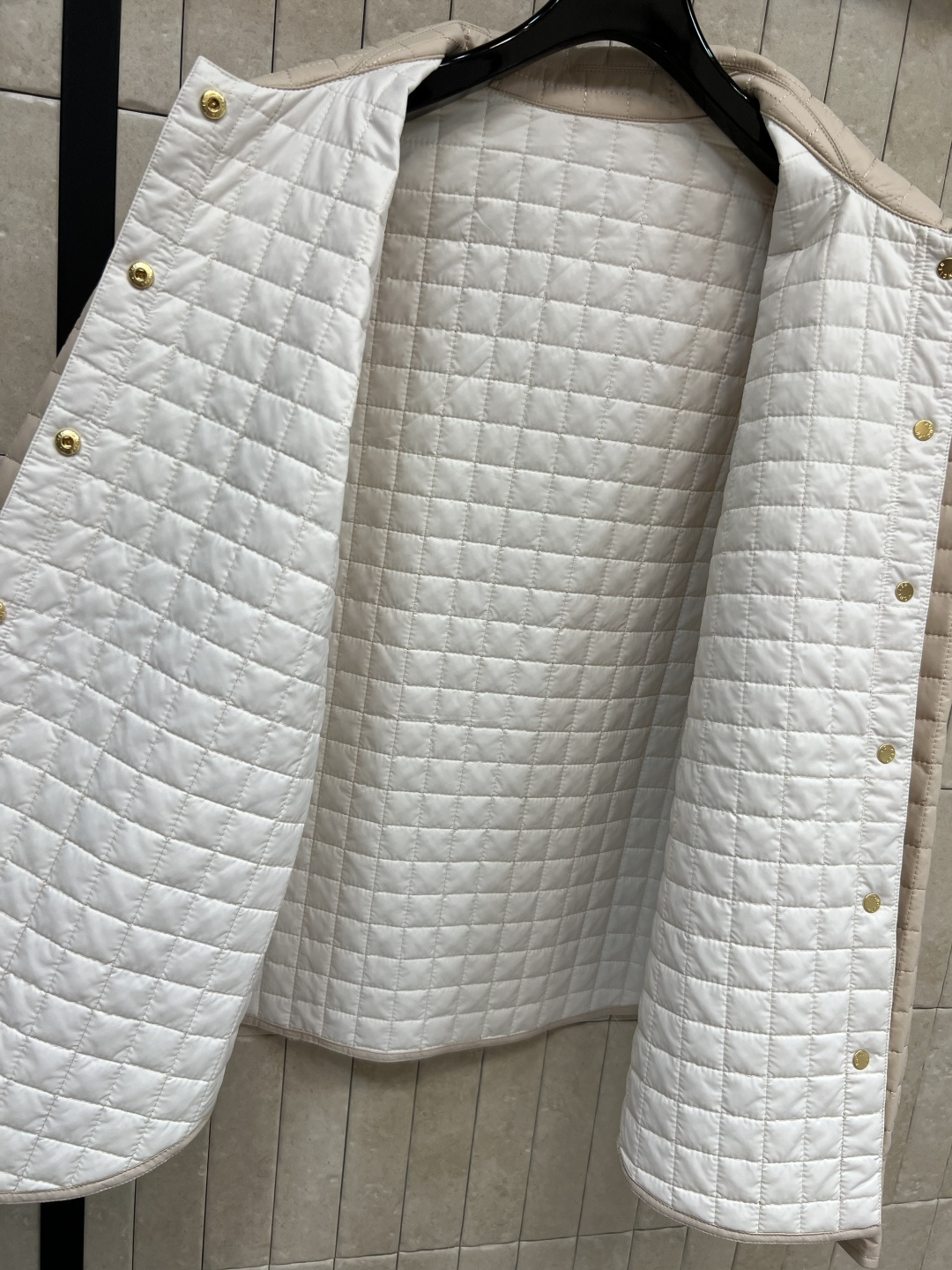 M家 25早秋新款 格纹衍缝夹棉翻领外套 经典翻领宽松版型 前弧下摆设计帅气又时髦 衣袖高开叉设计 完美