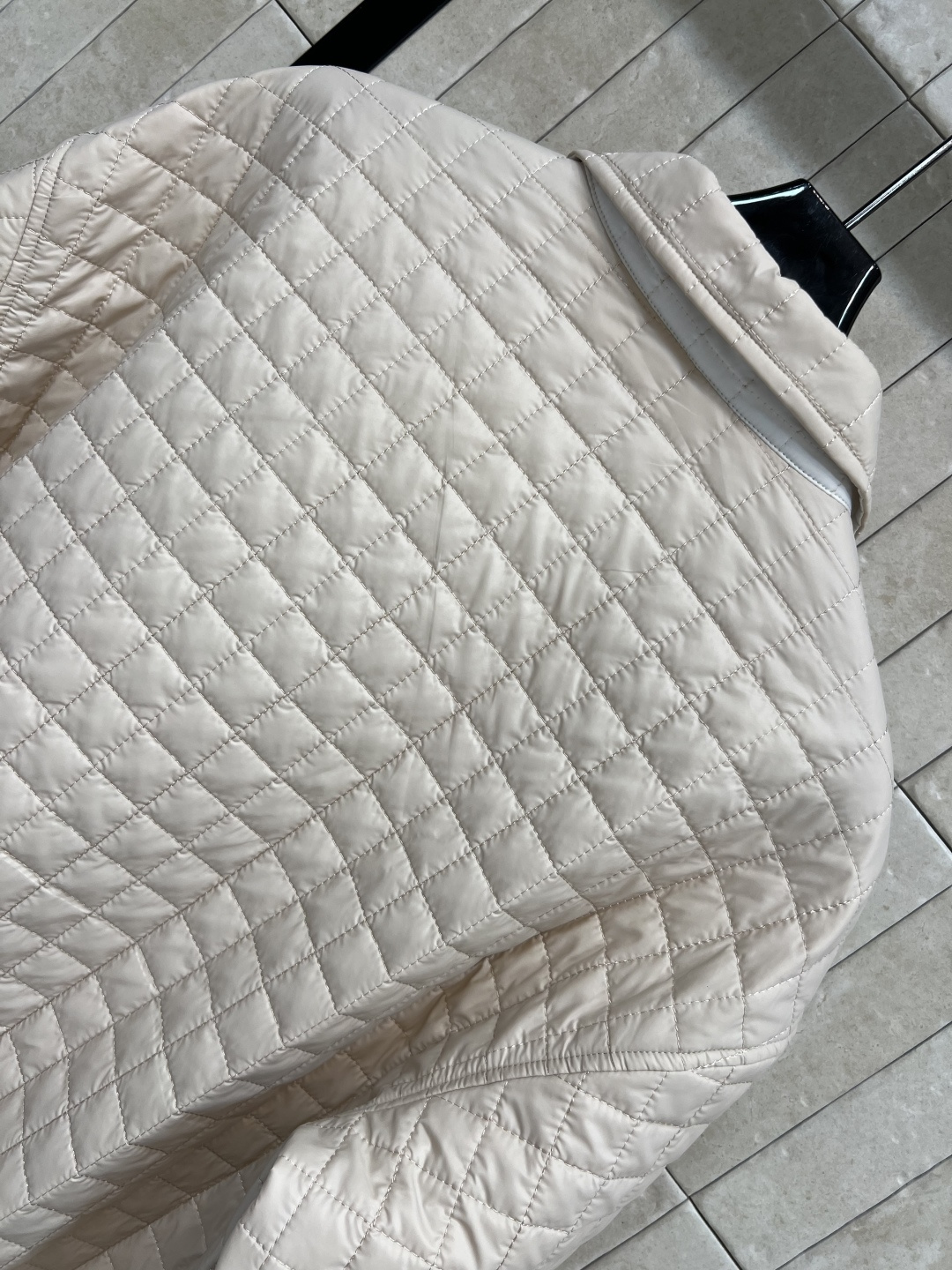 M家 25早秋新款 格纹衍缝夹棉翻领外套 经典翻领宽松版型 前弧下摆设计帅气又时髦 衣袖高开叉设计 完美