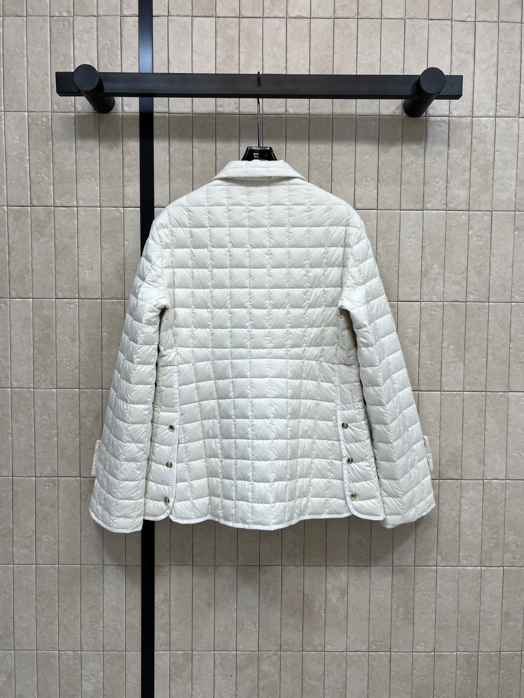 M家 25早秋新款 格纹衍缝夹棉收腰外套 保暖效果很好 小翻领收腰夹克设计 经典版型百搭时髦 完美演绎摩