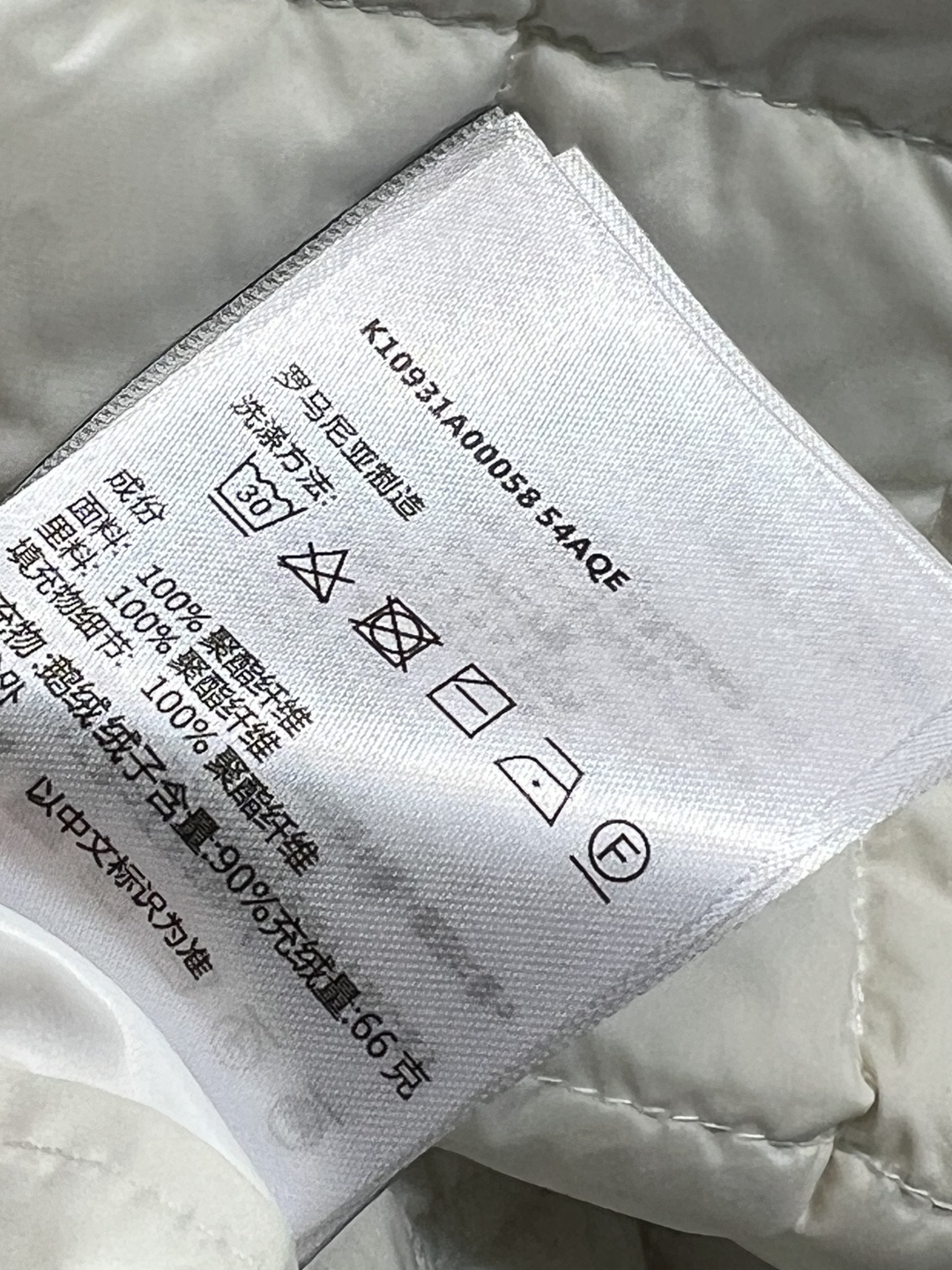 M家 25早秋新款 格纹衍缝夹棉收腰外套 保暖效果很好 小翻领收腰夹克设计 经典版型百搭时髦 完美演绎摩