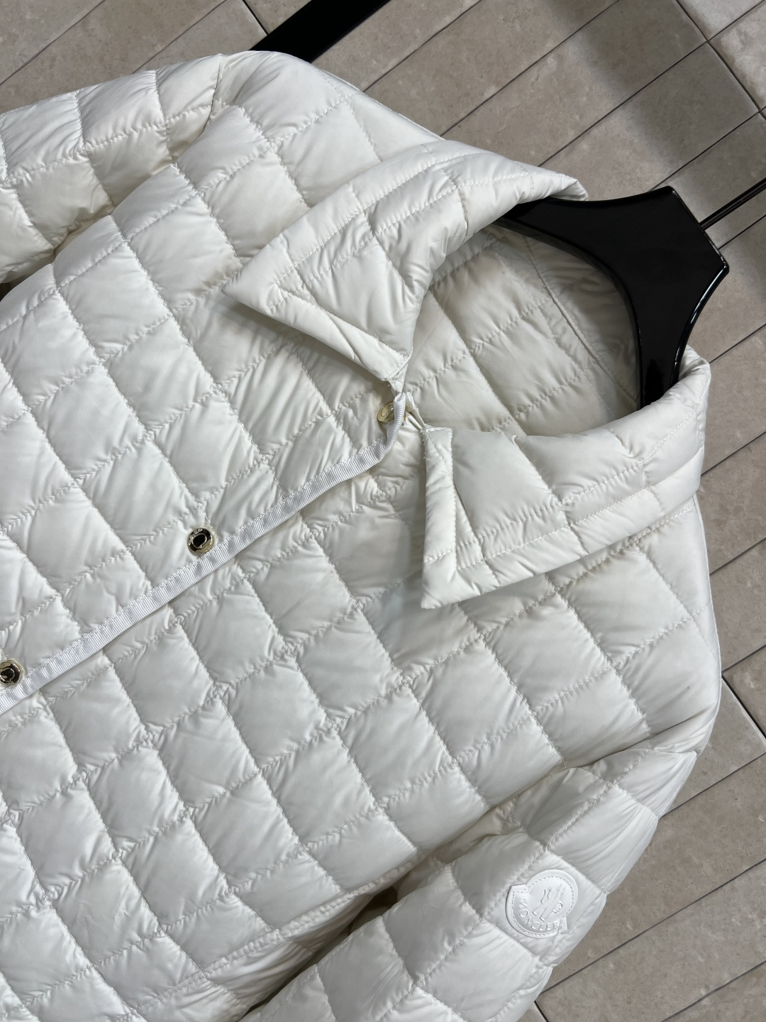 M家 25早秋新款 格纹衍缝夹棉收腰外套 保暖效果很好 小翻领收腰夹克设计 经典版型百搭时髦 完美演绎摩