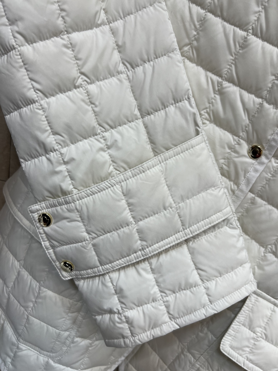 M家 25早秋新款 格纹衍缝夹棉收腰外套 保暖效果很好 小翻领收腰夹克设计 经典版型百搭时髦 完美演绎摩