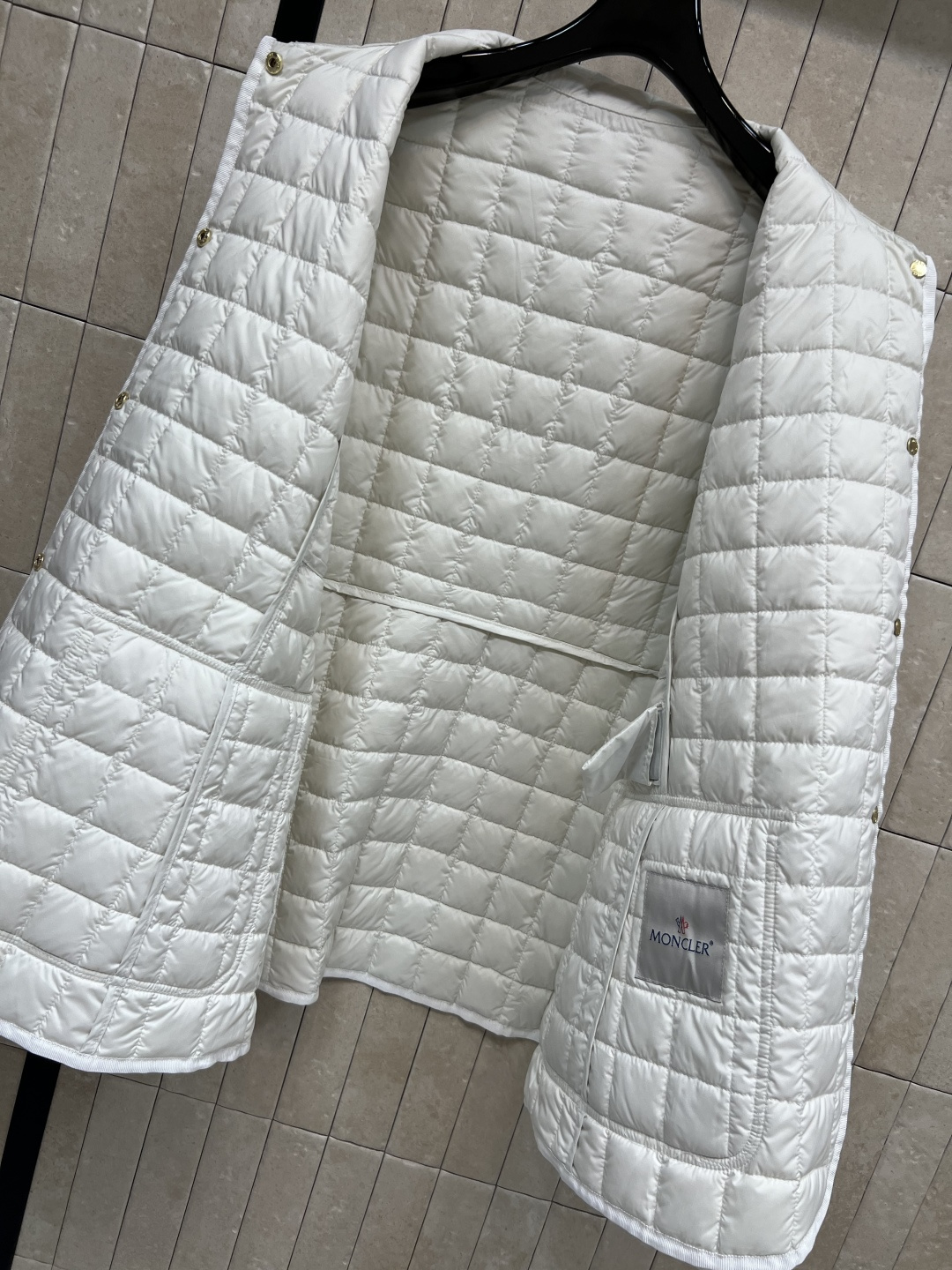 M家 25早秋新款 格纹衍缝夹棉收腰外套 保暖效果很好 小翻领收腰夹克设计 经典版型百搭时髦 完美演绎摩