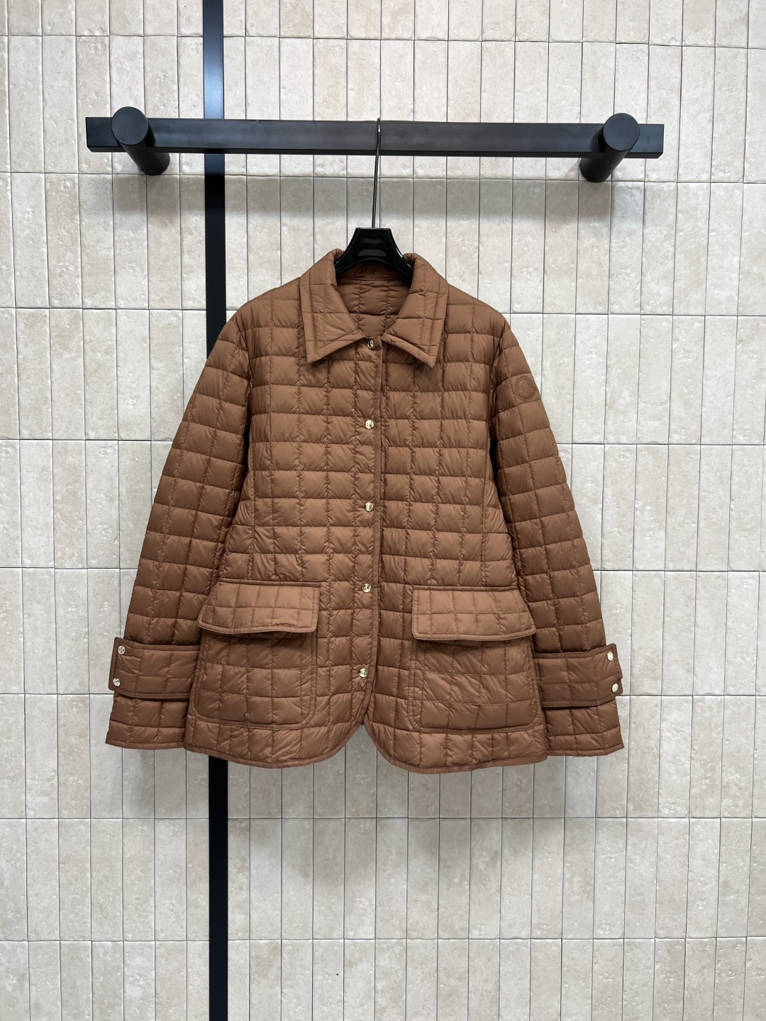 M家 25早秋新款 格纹衍缝夹棉收腰外套 保暖效果很好 小翻领收腰夹克设计 经典版型百搭时髦 完美演绎摩