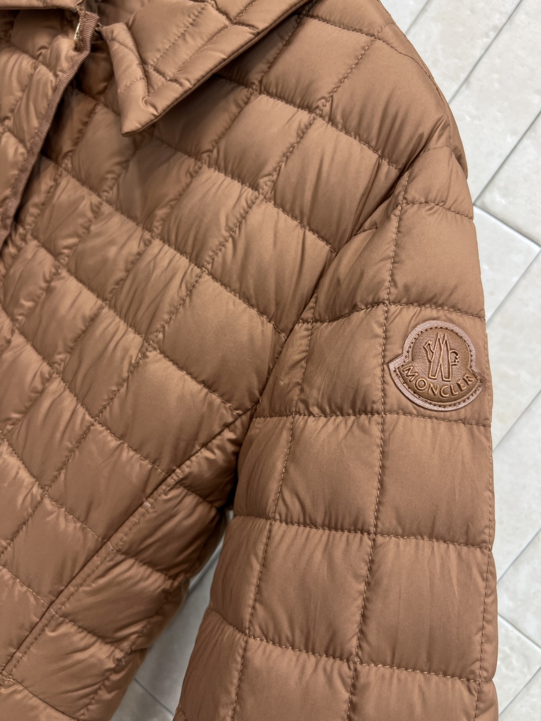 M家 25早秋新款 格纹衍缝夹棉收腰外套 保暖效果很好 小翻领收腰夹克设计 经典版型百搭时髦 完美演绎摩