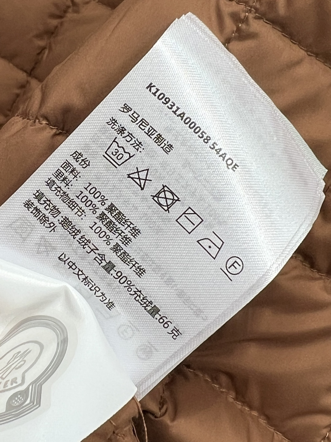 M家 25早秋新款 格纹衍缝夹棉收腰外套 保暖效果很好 小翻领收腰夹克设计 经典版型百搭时髦 完美演绎摩