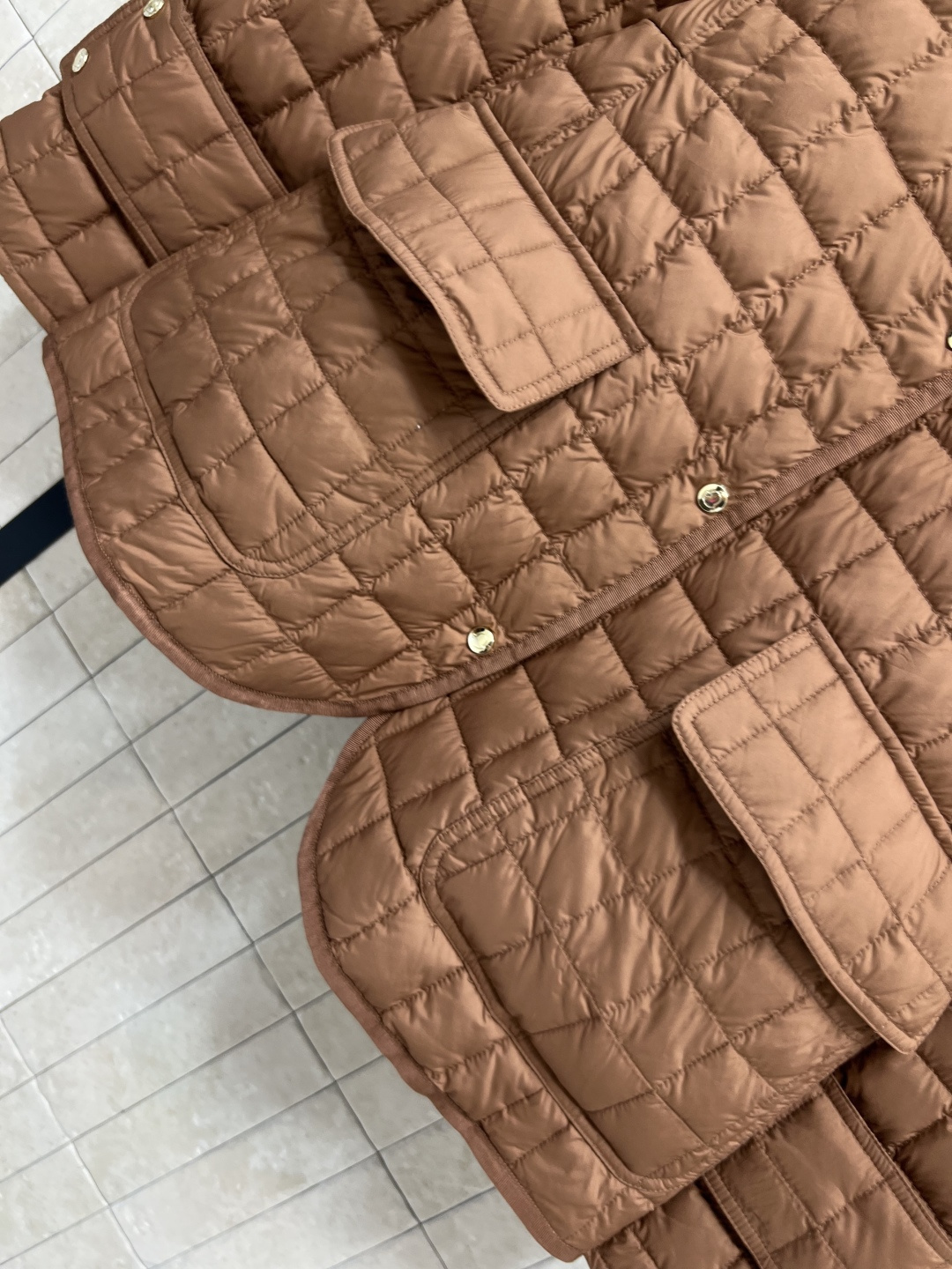 M家 25早秋新款 格纹衍缝夹棉收腰外套 保暖效果很好 小翻领收腰夹克设计 经典版型百搭时髦 完美演绎摩