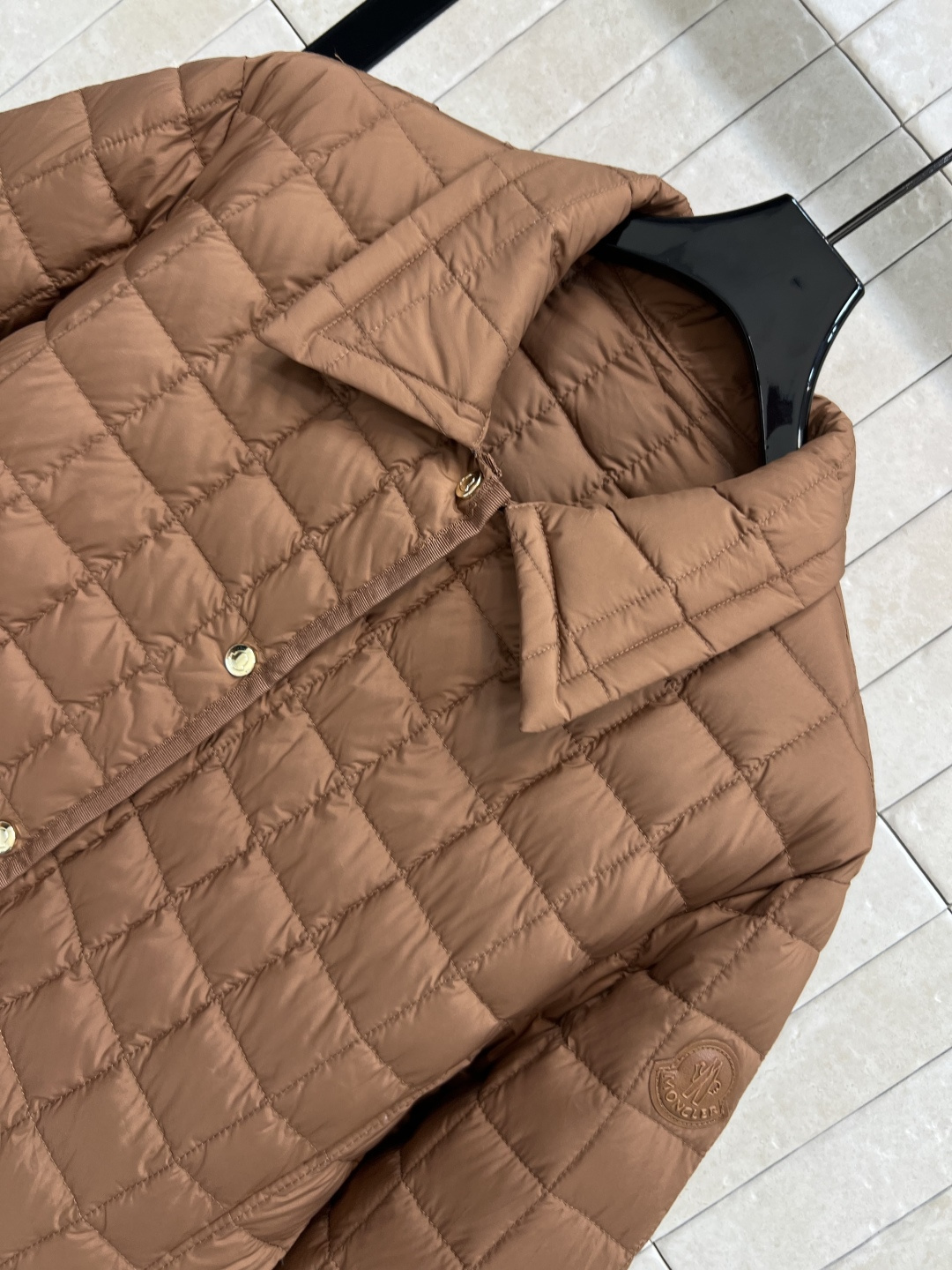 M家 25早秋新款 格纹衍缝夹棉收腰外套 保暖效果很好 小翻领收腰夹克设计 经典版型百搭时髦 完美演绎摩