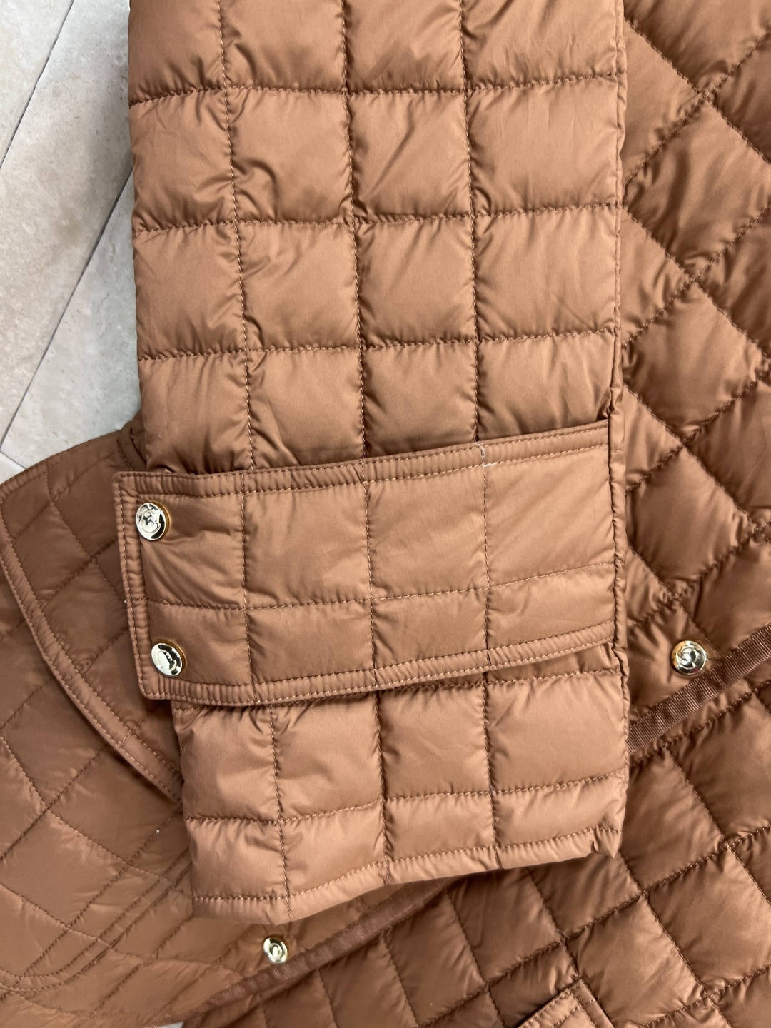 M家 25早秋新款 格纹衍缝夹棉收腰外套 保暖效果很好 小翻领收腰夹克设计 经典版型百搭时髦 完美演绎摩