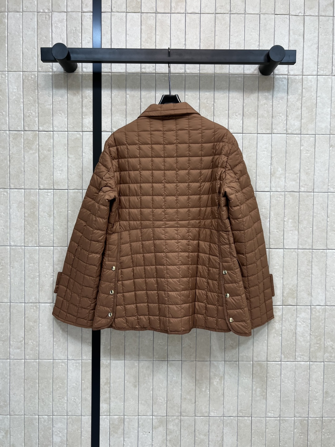 M家 25早秋新款 格纹衍缝夹棉收腰外套 保暖效果很好 小翻领收腰夹克设计 经典版型百搭时髦 完美演绎摩