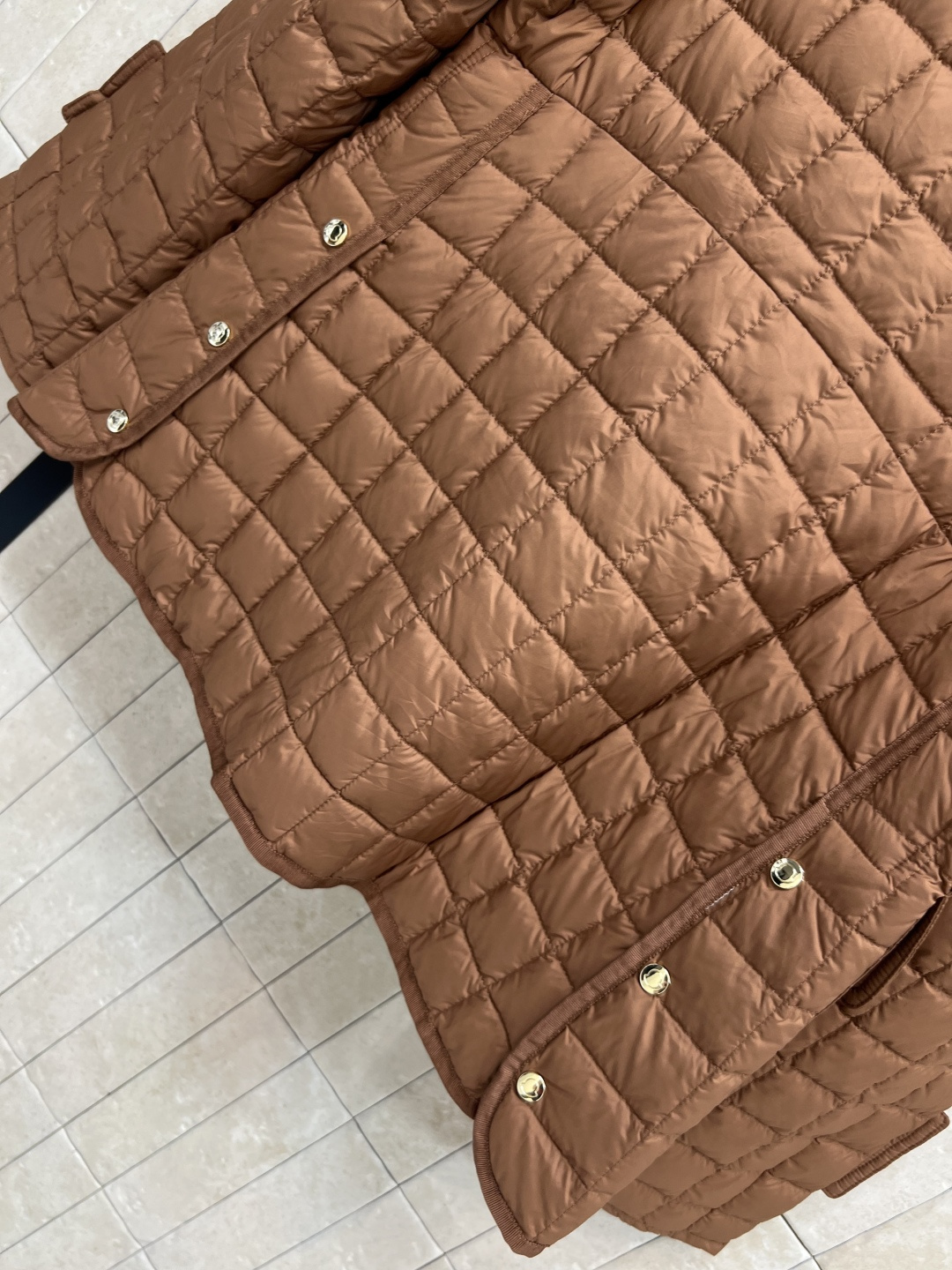 M家 25早秋新款 格纹衍缝夹棉收腰外套 保暖效果很好 小翻领收腰夹克设计 经典版型百搭时髦 完美演绎摩