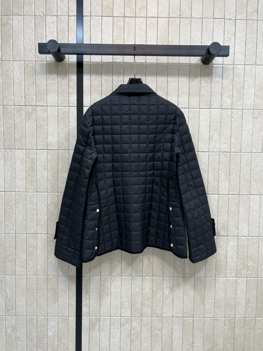 M家 25早秋新款 格纹衍缝夹棉收腰外套 保暖效果很好 小翻领收腰夹克设计 经典版型百搭时髦 完美演绎摩