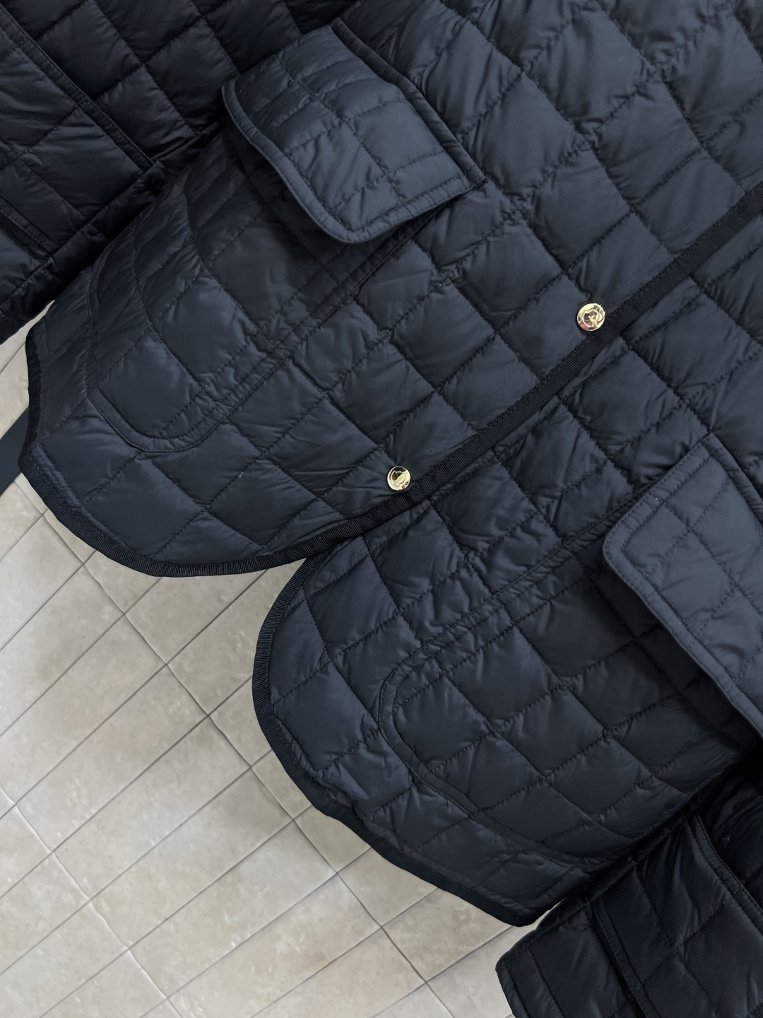 M家 25早秋新款 格纹衍缝夹棉收腰外套 保暖效果很好 小翻领收腰夹克设计 经典版型百搭时髦 完美演绎摩