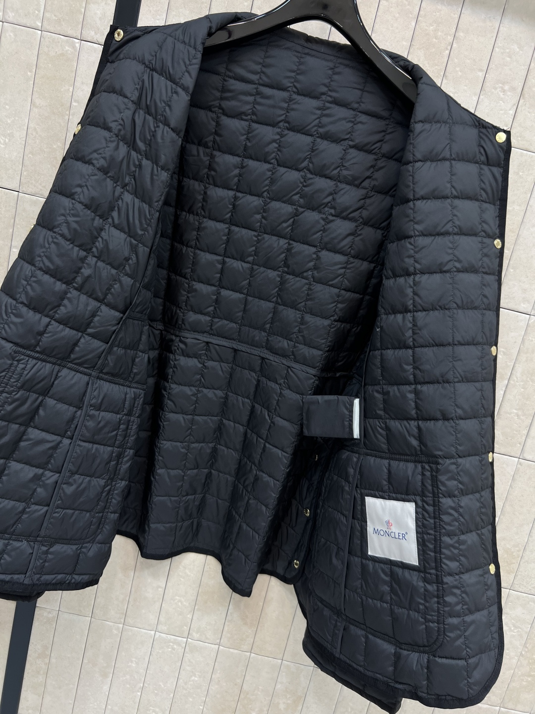 M家 25早秋新款 格纹衍缝夹棉收腰外套 保暖效果很好 小翻领收腰夹克设计 经典版型百搭时髦 完美演绎摩